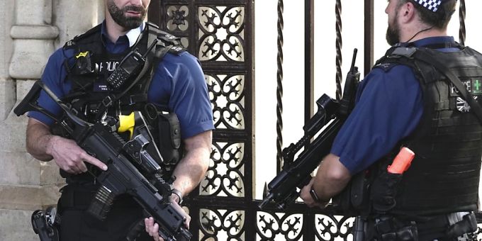 Nachdem ein Polizist in Grossbritannien nach einem tödlichen Schuss wegen Mordes angeklagt worden ist, gibt es nun Protest innerhalb der Londoner Polizei. Foto: Kin Cheung/AP/dpa Londoner Polizisten