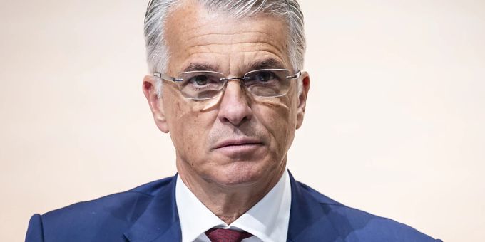 UBS-Chef Sergio Ermotti rechnet im Zuge der CS-Übernahme mit dem Abbau von insgesamt 3000 Stellen in der Schweiz. Das sagte Ermotti an einer Telefonkonferenz mit Analysten.(Archivbild) UBS-Chef Sergio Ermotti rechnet im Zuge der CS-Übernahme mit dem Abbau von insgesamt 3000 Stellen in der Schweiz. Das sagte Ermotti an einer Telefonkonferenz mit Analysten.(Archivbild)