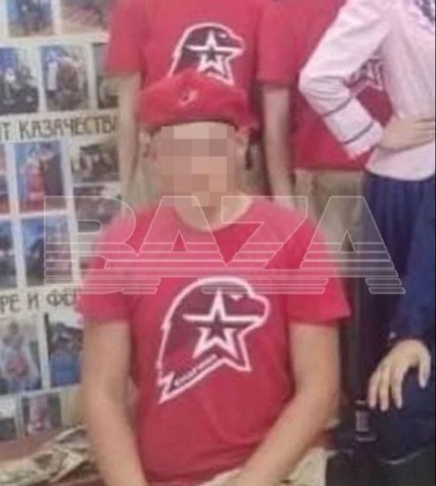 Der 15-jährige Täter posiert in Bekleidung von Putins Jugendarmee Junarmija.