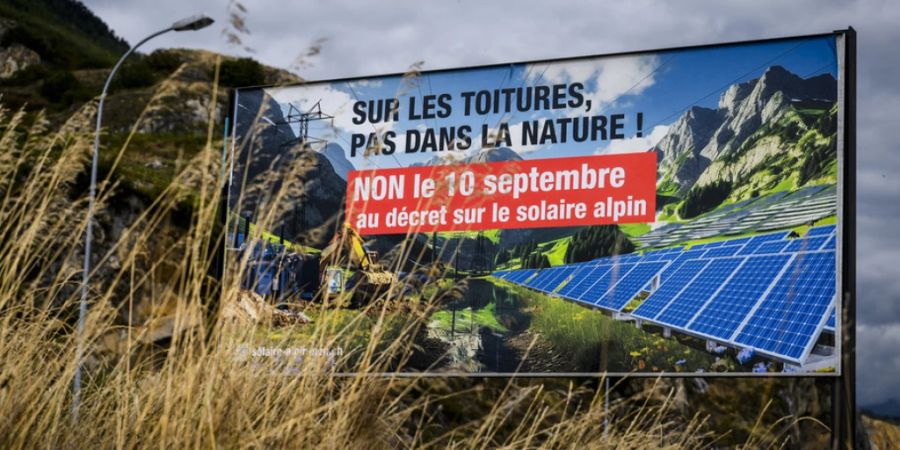 Ein Abstimmungsplakat der Gegner von grossen Solarkraftwerken in den Alpen.