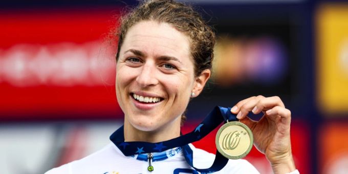 Marlen Reusser präsentiert ihre EM-Goldmedaille – die dritte in Serie. Marlen Reusser