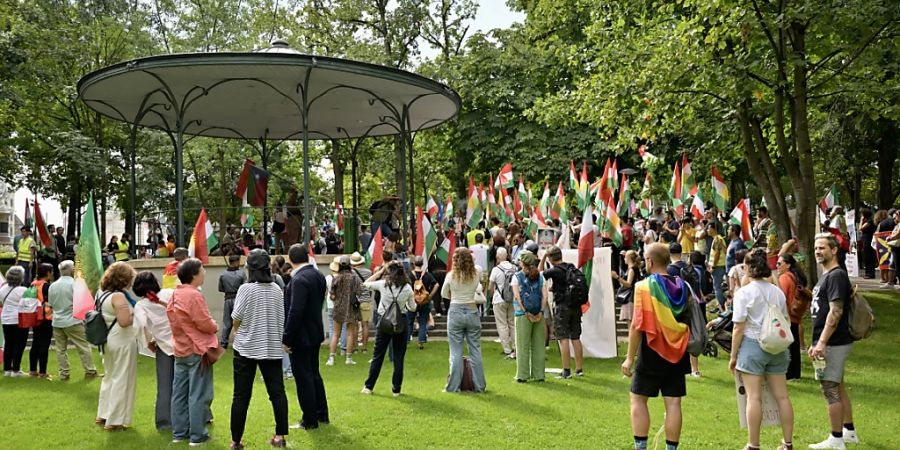 Demonstranten versammeln sich am Samstagnachmittag in Basel zu einer Gedenkdemonstration für die verstorbene iranische Protestikone Jina Mahsa Amini.