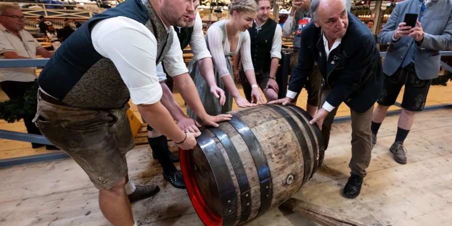 Auftakt zum Oktoberfest. Mitarbeiter bringen das Bierfass für den Anstich in das Festzelt.