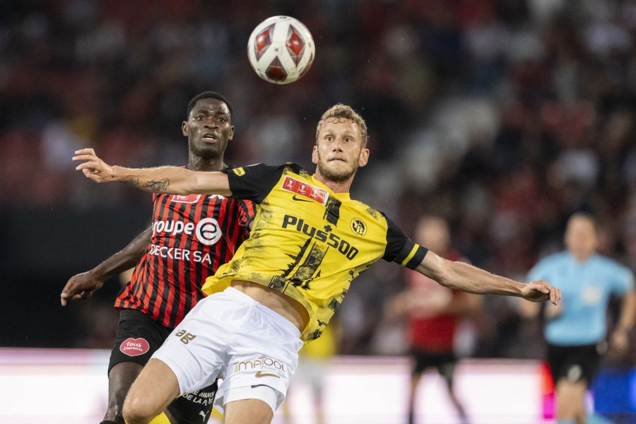 YBs Fabian Lustenberger (r.) im Duell mit Soumaila Bakayoko von Xamax.