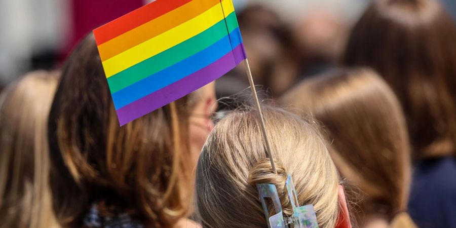 Umzüge zum Christopher-Street-Day (CSD) zeigen Unterstützung für homosexuelle und queere Menschen. (Symbolybild)