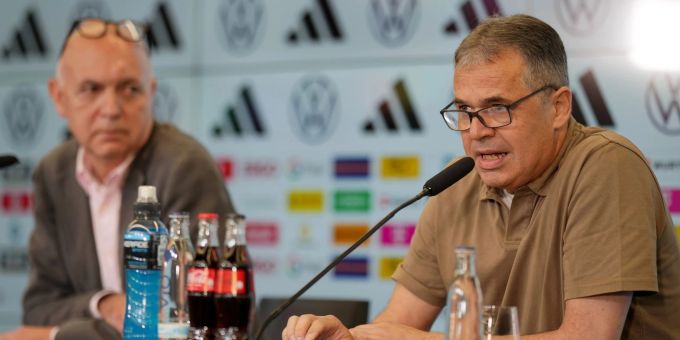 Präsident Bernd Neuendorf stellt in einer Pressekonferenz in Frankfurt Andreas Rettig (r) als neuen Geschäftsführer Sport beim DFB vor. Andreas Rettig DFB
