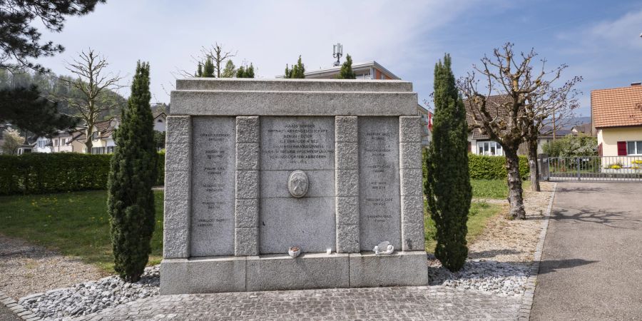 Ein einfaches Denkmal auf dem Friedhof in Trimbach erinnert an die Opfer des Unglücks im Hauensteintunnel im Mai 1857.