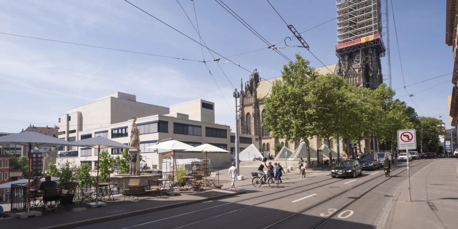 Die Elisabethenkirche (mit eingerüstetem Turm) in Basel (links) und unterhalb das Stadttheater Basel.