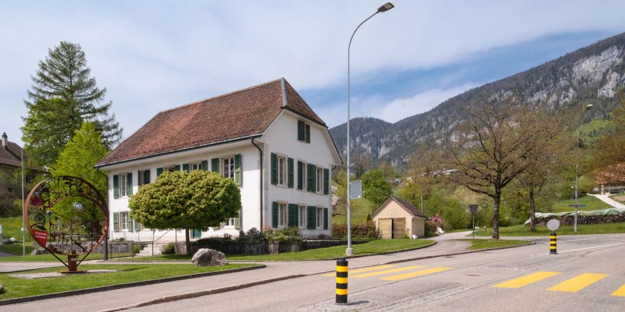 Das Gemeindehau und die Gemeindeverwaltung in Rüttenen.