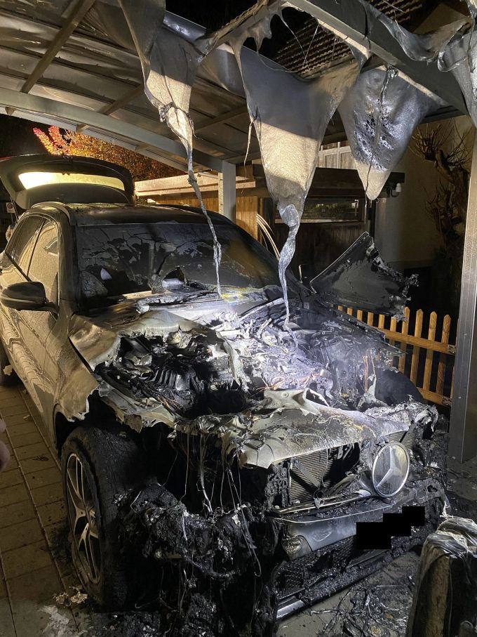 Das Auto erlitt durch den Brand einen Totalschaden Das Auto erlitt durch den Brand einen Totalschaden