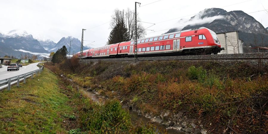 Mehr als fünf Monate nach dem Zugunglück mit fünf Toten in Garmisch-Partenkirchen nimmt die Deutsche Bahn (DB) wieder den regulären Verkehr auf der Strecke nach München auf.