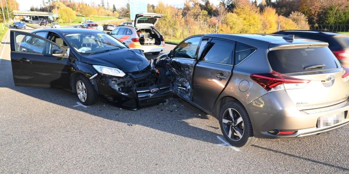 Rapperswil-Jona SG - Zusammenprall zwischen zwei Autos