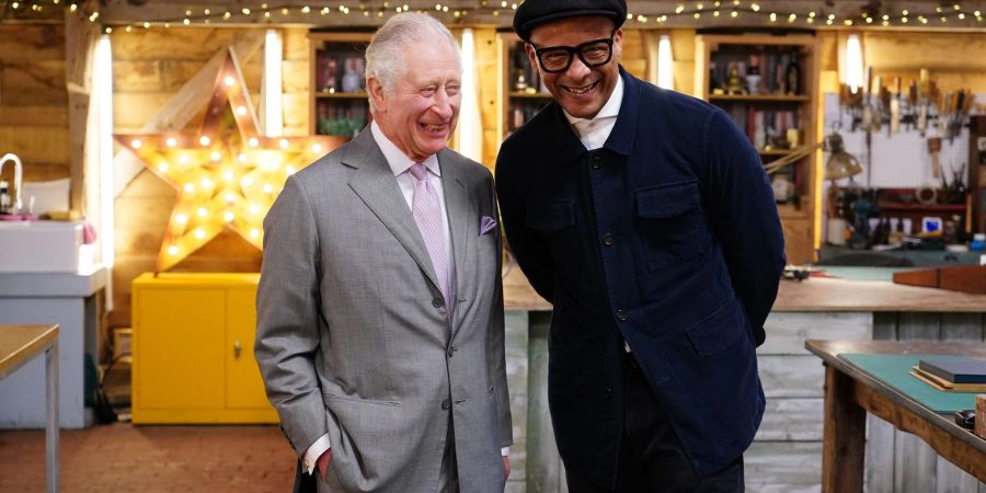 König Charles III. (l), bei den Dreharbeiten noch Thronfolger, besucht den britischen Moderator Jay Blades während einer Sonderfolge von  «The Repair Shop» in der BBC.