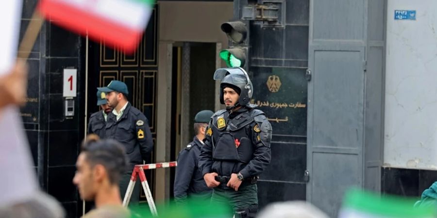 Iranische Sicherheitskräfte vor der deutschen Botschaft in Teheran