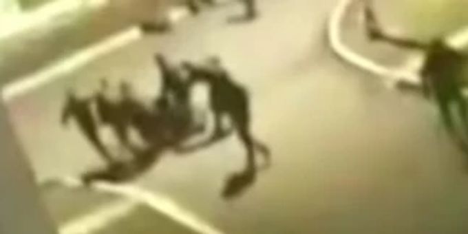 Tiefe Moral - Betrunkene Russen-Soldaten prügeln sich in Kaserne k. o.