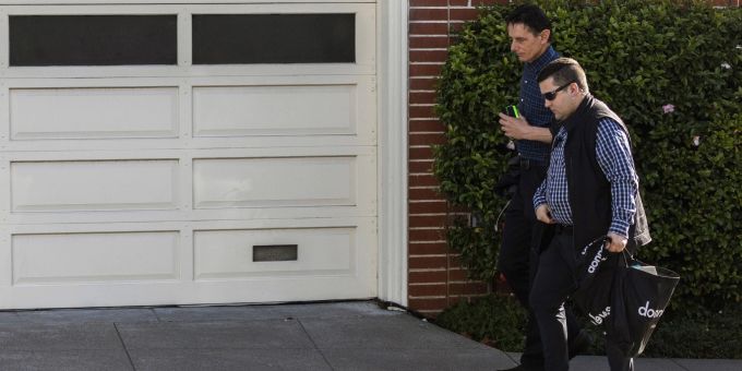 Paul Pelosi Jr., Sohn der US-Spitzenpolitikerin und ihrem Mann Paul, geht mit einem Sicherheitsbeamten am Haus seiner Eltern vorbei. pelosi