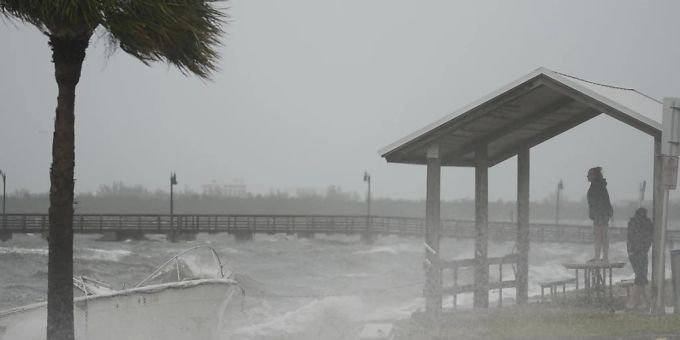 Sturmfluten drohen - Hurrikan «Nicole» trifft in Florida auf Land