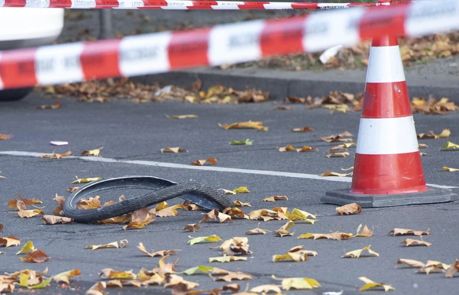 Deshalb konnte der Betonmischer zur Bergung der Verunfallten nicht angehoben werden. Dieser musste nochmals über das Bein der Velofahrerin fahren.