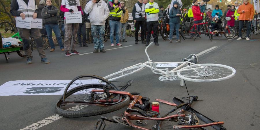 Die Trümmer des Fahrrads der getöteten Frau und ein sogenanntes Geisterrad liegen auf der Bundesallee in Berlin-Wilmersdorf.