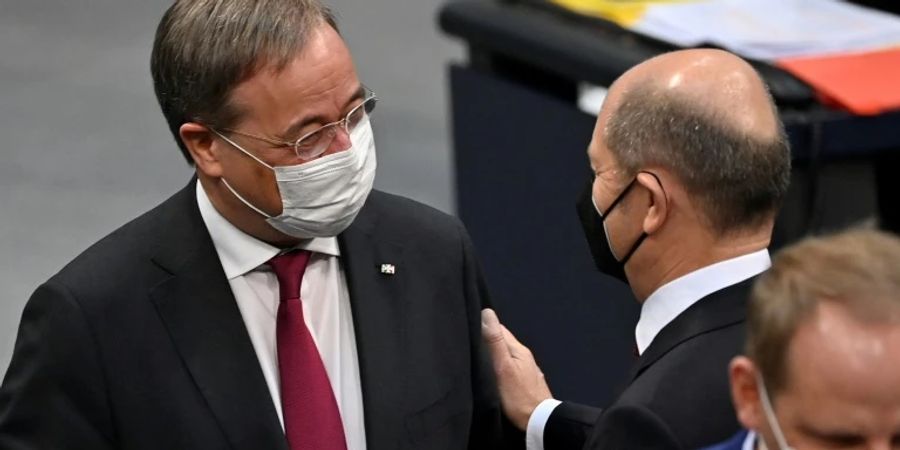 Scholz und Laschet im Plenum des Bundestags