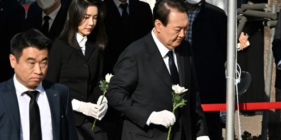 Südkoreas Präsident Yoon Suk Yeol mit seiner Frau