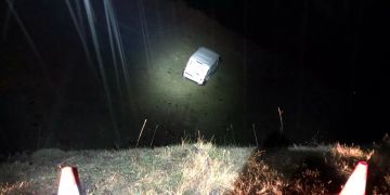 Lieferwagenfahrer fuhr über eine steile Böschung hinunter.