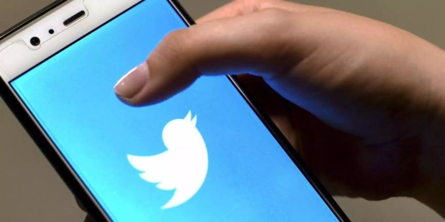 Die Twitter-App ist auf dem Bildschirm eines Smartphones zu sehen. Foto: Martti Kainulainen/Lehtikuva/dpa