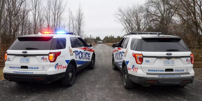 Zwei Polizeiautos blockieren eine Strasse, die zum Ort eines tödlichen Flugzeugabsturzes führt. Beim Absturz eines Kleinflugzeugs im Osten Kanadas sind sieben Menschen gestorben. Tote bei Absturz von Kleinflugzeug in Kanada