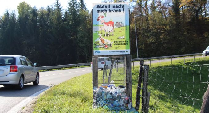 Mit Plakaten und Abfallkübel macht der Bauernverband auf die Littering-Problematik für die Landwirtschaft aufmerksam. Bauernverband Littering