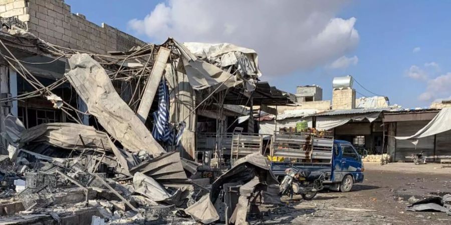 Ein Markt in Idlib ist bei einem Luftangriff komplett verwüstet worden. Foto: Mustafa Dahnon/dpa