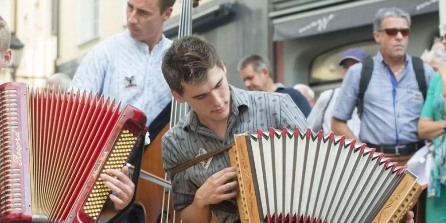 Vor vier Jahren fand das Eidg. Volksmusikfest in Aarau statt, hier ein Platzkonzert einer Gruppe Ländlermusiker. (Archivbild)
