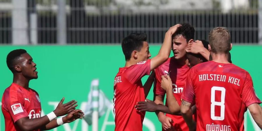 Kiels Torschütze Janni-Luca Serra (M) jubelt mit seinen Teamkollegen über das 1:0 im Spiel gegen Fürth. Foto: Daniel Karmann