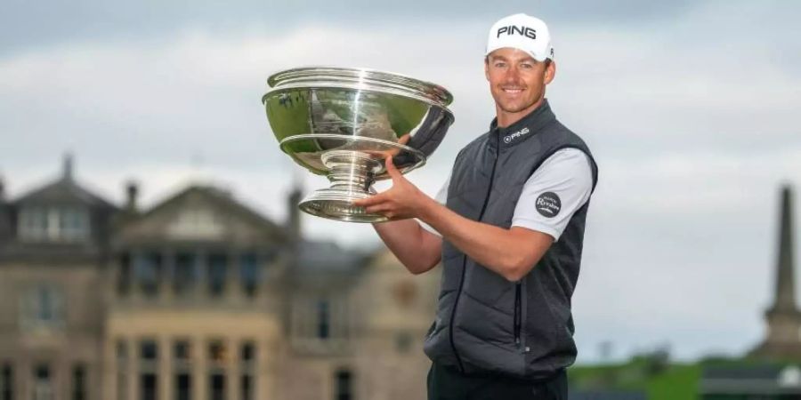 Victor Perez posiert nach seinem Sieg auf dem traditionsreichen Old Course von St. Andrews mit Trophäe. Foto: Kenny Smith/PA Wire