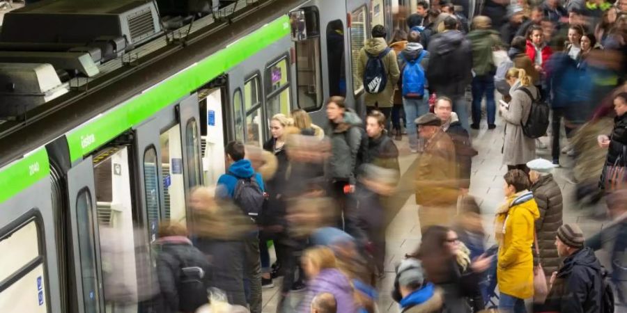 Immer mehr Menschen nutzen Bus und Bahn. Mittlerweile sind die Fahrzeuge zeitweise so voll, dass nichts mehr geht. Foto: Lucas Bäuml/dpa
