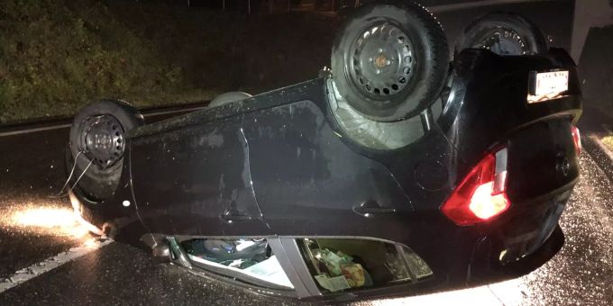 Das Fahrzeug überschlug sich und kam auf dem Dach zum Stillstand. Unfall