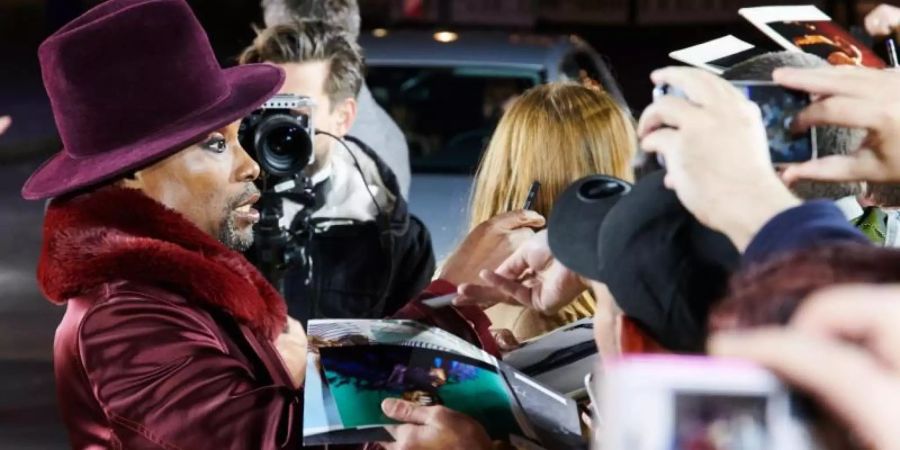 Billy Porter muss in Berlin fleissig Autogramme geben. Foto: Annette Riedl/dpa