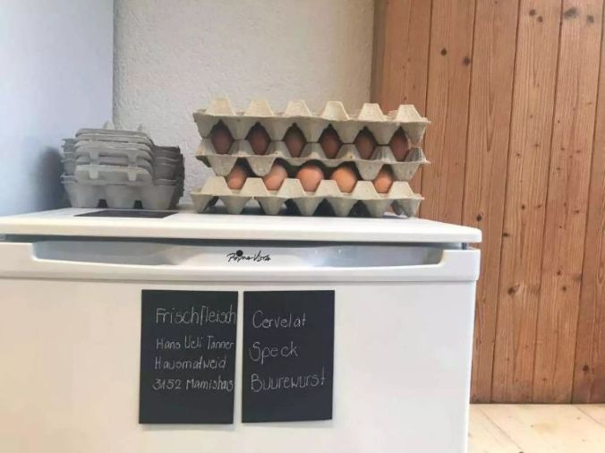 Der Kühlschrank ist mit allerlei Leckereien gefüllt.