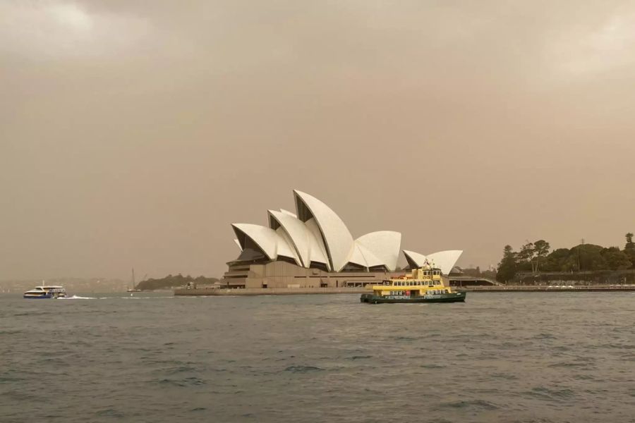 Es wurde gar der Notstand ausgerufen. Das Opernhaus in Sydney ist von Rauch umgeben. Mehrere Menschen und unzählige Tiere verendeten.