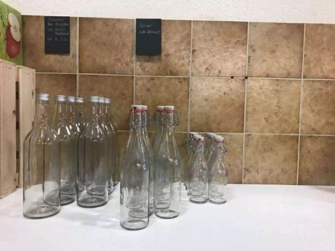 Kunden können feinen Apfelmost in Flaschen abfüllen.