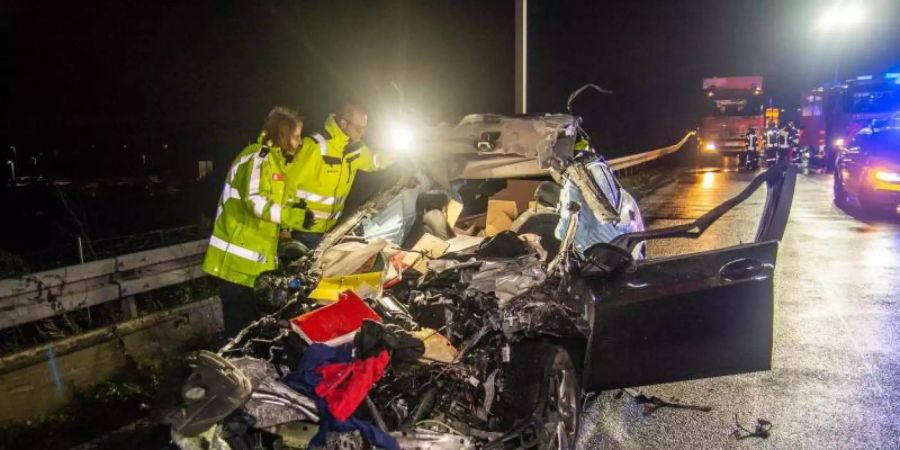 Hier kam jede Hilfe zu spät: Der Fahrer dieses Wagens war auf der A3 auf einen stehenden Lastwagen aufgefahren und noch am Unfallort gestorben. Foto: Gilgenheimb/Wiesbaden112.de/dpa