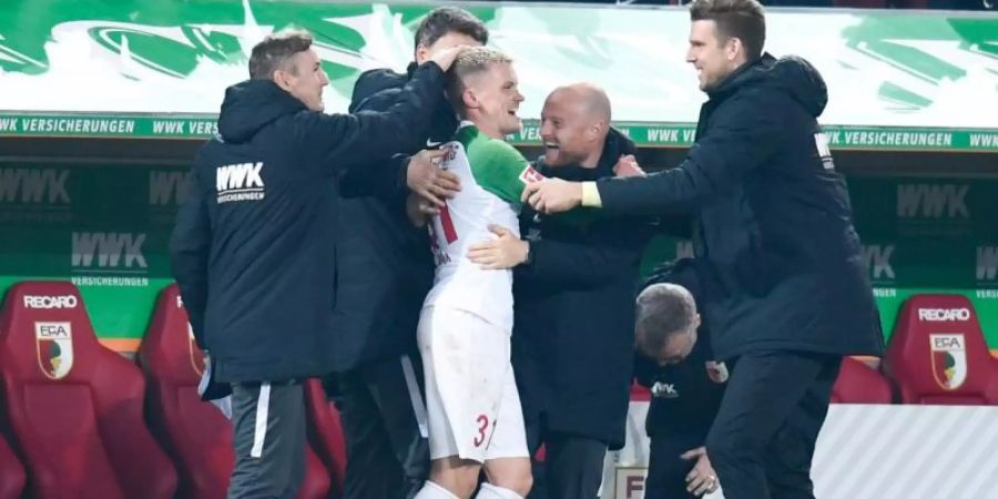 Erzielte zwei Tore gegen Fortuna Düsseldorf: Augsburgs Philipp Max. Foto: Tom Weller/dpa