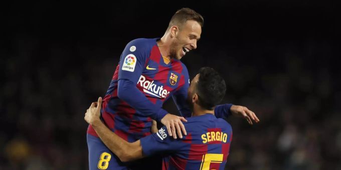 Arthur bejubelt mit Sergio Busquets einen Treffer. FC Barcelona Arthur