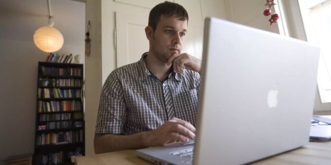 Ein Mann arbeitet zu Hause an seinem Notebook. Hangover-Days Gewerkschaften