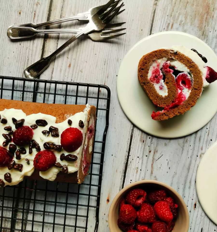 Fertige Schokolade-Himbeer-Roulade.