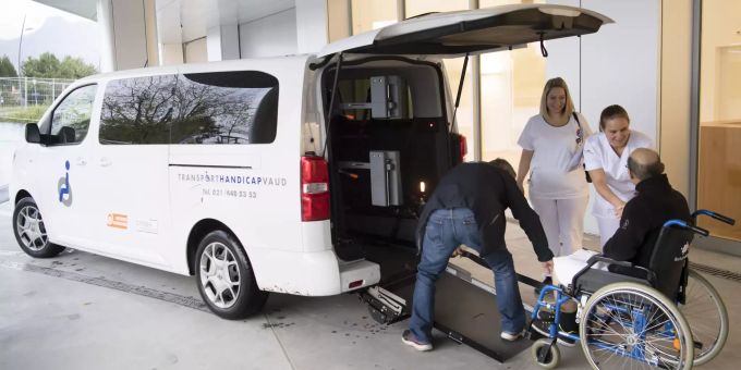Die ersten Patienten wurden in das neue Spital in Rennaz VD gebracht. Rennaz