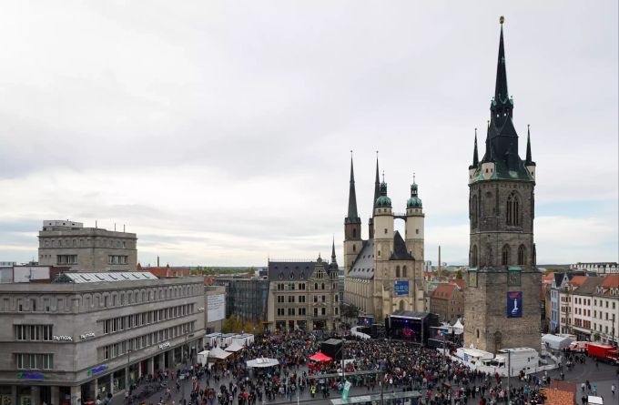 Blick auf den Marktplatz von Halle (Saale) und das Solidaritätskonzert für die Terror-Opfer solidaritätskonzert halle