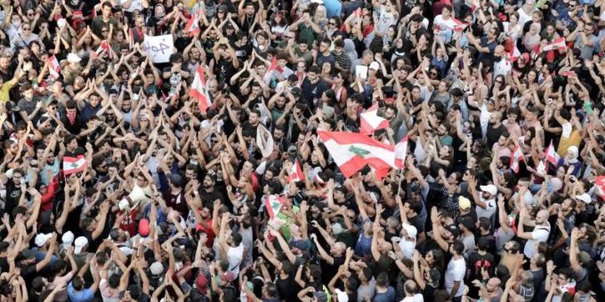 Massenproteste der Menschen in Beirut gegen die wirtschaftliche Situation in Libanon. libanon