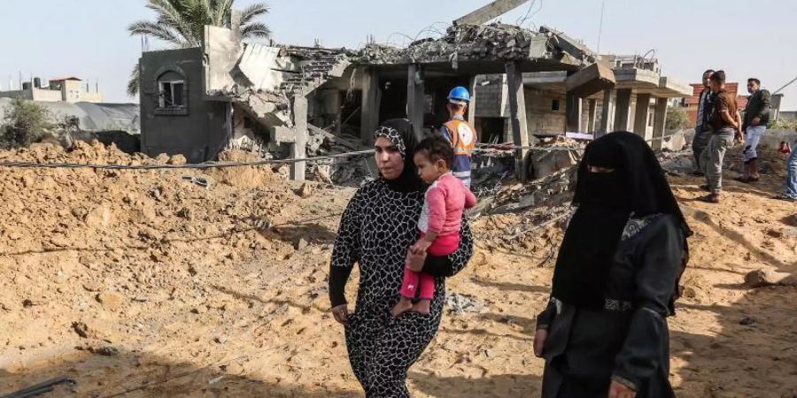 Palästinenser inspizieren ein beschädigtes Haus, das bei einem israelischen Luftangriff in Rafah im südlichen Gazastreifen zerstört wurde. Foto: Abed Deeb/APA Images via ZUMA Wire/dpa