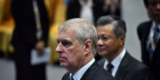 London - Prinz Andrew: Kann mich nicht an Treffen mit Epstein-Opfer erinnern