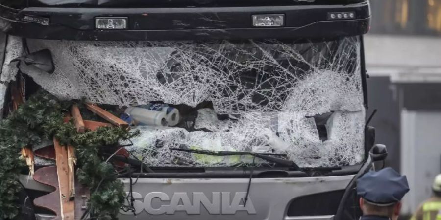 Todes-Lkw: Der von Anis Amri gekaperte Sattelschlepper nach dem Anschlag. Foto: Michael Kappeler/dpa